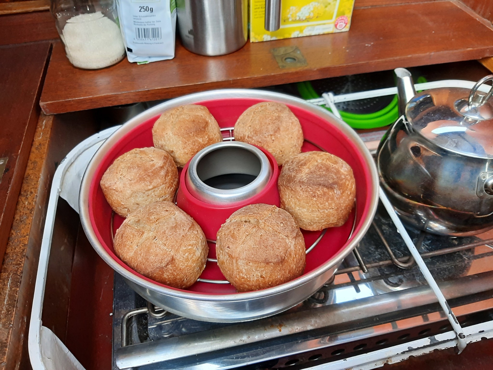 Omnia-Ofen mit aufgebackenen Brötchen